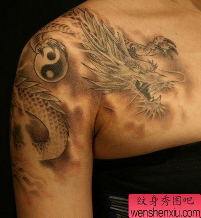 一幅美女手臂披肩龙八卦纹身图案