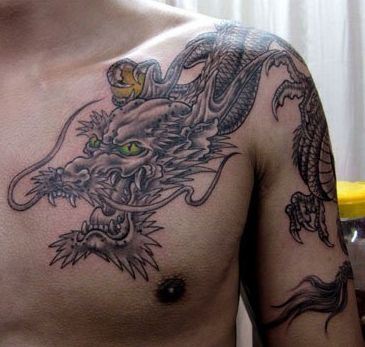 一幅超帅气胸部披肩龙龙头纹身图案