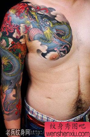 披肩龙纹身图案:一幅彩色半胛披肩龙菊花纹身图案