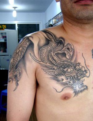 一幅超赞胸部披肩龙过肩龙龙头纹身图案
