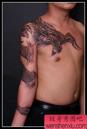 一幅霸气的欧美撕皮披肩龙纹身图案