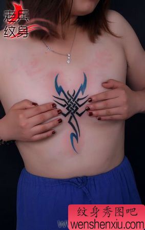 一幅另类性感美女胸部彩色图腾蝎子纹身图案