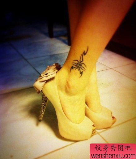 蝎子纹身图案:一幅腿部图腾蝎子纹身图案