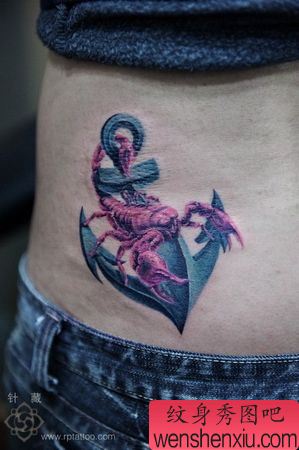 蝎子纹身图案：一幅美女腰部彩色蝎子铁锚纹身图案