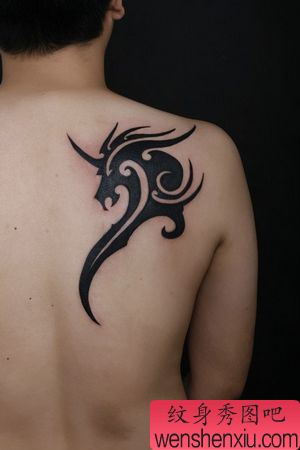 独角兽纹身图案:一幅肩部图腾独角兽纹身图案