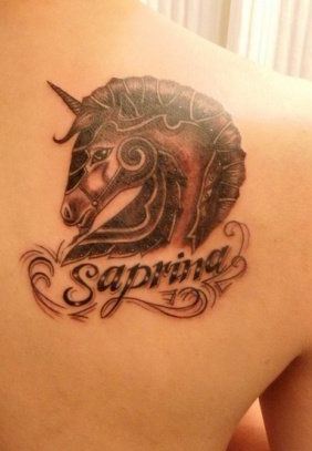 独角兽纹身图案:一幅肩部素描独角兽纹身图案