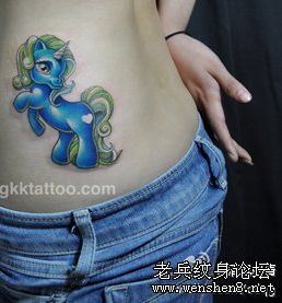 独角兽纹身图案:一幅美女腰部彩色可爱卡通独角兽纹身图案