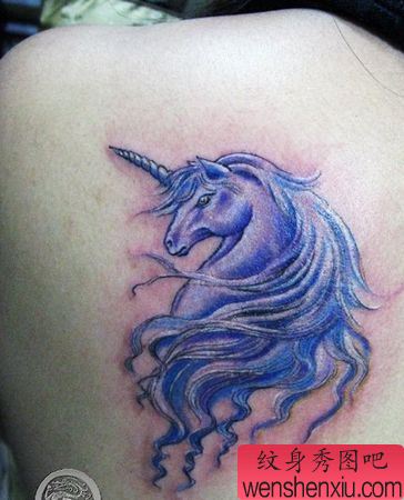 一幅美女肩部彩色独角兽纹身图案