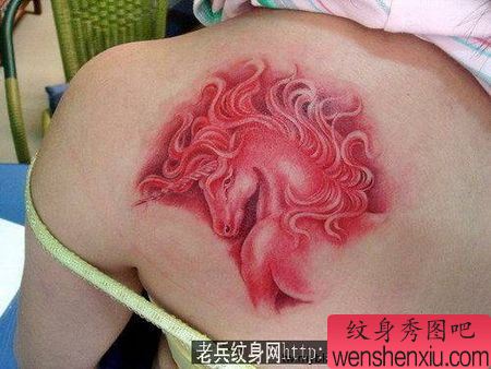 独角兽纹身：肩部彩色独角兽纹身图案