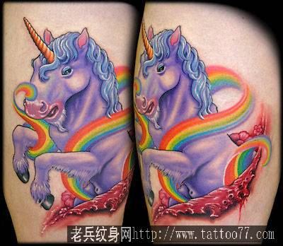 一幅撕皮彩色独角兽翅膀彩虹纹身图案