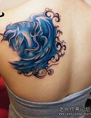 一幅美女肩部彩色独角兽图腾藤蔓纹身图案