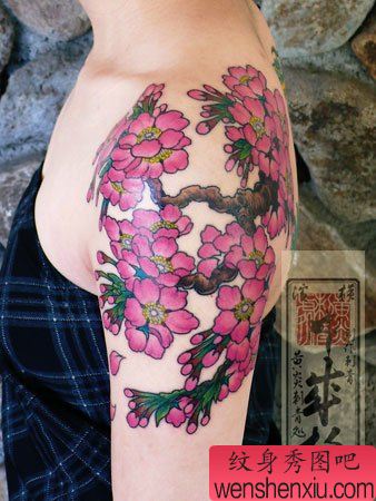 一幅日本美女肩部彩色樱花纹身图案