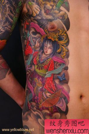 一幅腹部彩色日本美女艺妓纹身图案