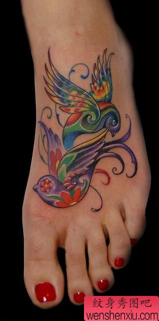 脚部纹身图案:脚部燕子纹身图案