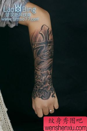 蛇纹身图案:手臂蛇牡丹十字架纹身图案