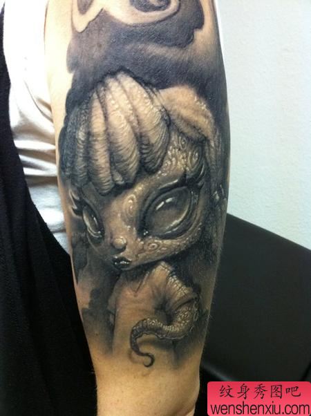 手部纹身图案:手部外星人纹身图案