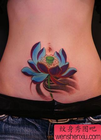 美女腹部彩色莲花纹身图案