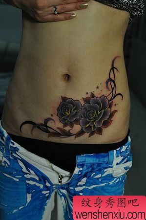 美女腹部花卉藤蔓纹身图案