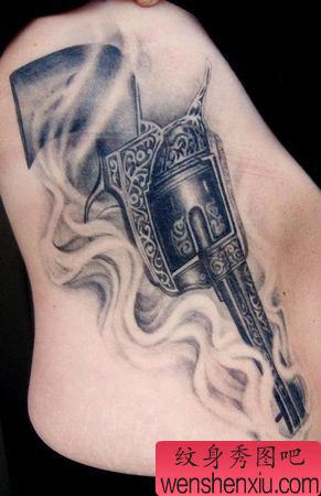 美女腹部手枪纹身图案