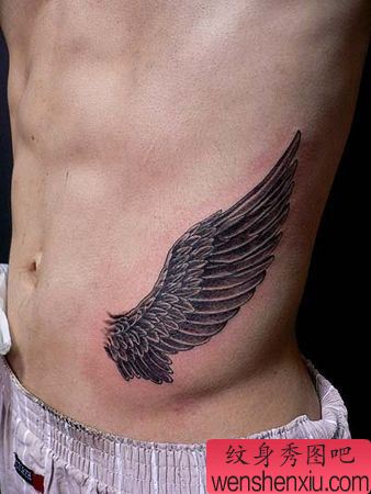 腹部纹身图案:一幅腹部翅膀纹身图案
