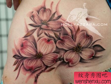 腹部纹身图案:美女腹部花卉四瓣花纹身图案