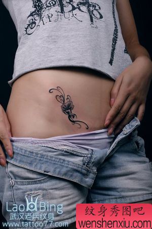腹部纹身图案:美女腹部花卉藤蔓纹身图案
