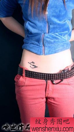 一幅美女腹部图腾文字纹身图案