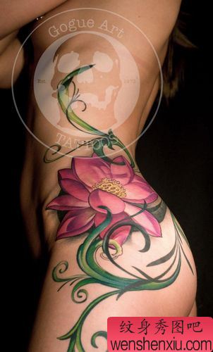 臀部纹身图案:美女臀部彩色莲花纹身图案
