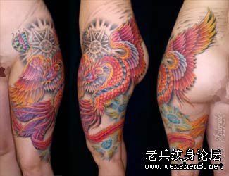 臀部纹身图案:一幅美女臀部彩色凤凰纹身图案