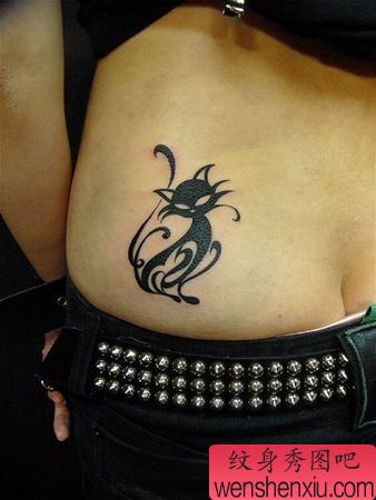 臀部纹身图案:美女臀部图腾猫咪纹身图案