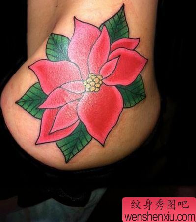 臀部纹身图案:一幅美女臀部彩色花卉纹身图案