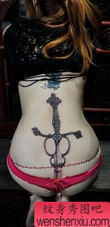 美女臀部宝剑纹身图案—性感