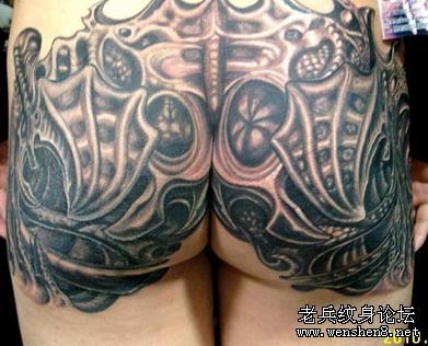 一幅另类的臀部欧美3D机械纹身图案