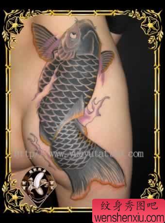 臀部的一幅黑灰鲤鱼纹身图案