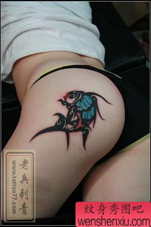 美女臀部的一幅图腾鱼纹身图案