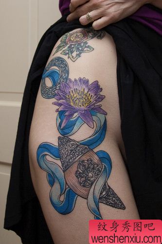 流行另类美女臀部彩色莲花纹身图案