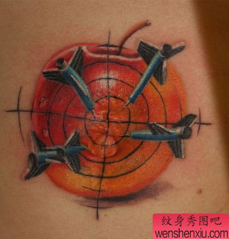 一幅腹部彩色苹果飞镖纹身图案