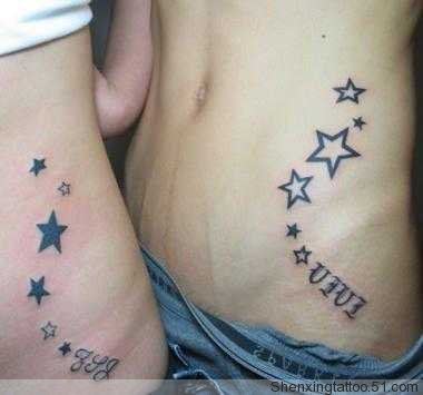 侧腹情侣五角星纹身图片