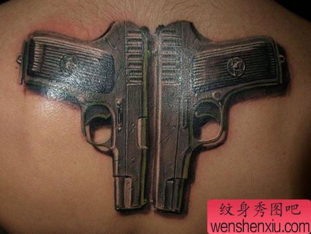 另类的背部一幅手枪纹身图案
