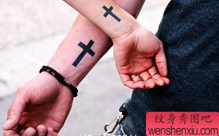 情侣纹身:手臂情侣图腾十字架纹身图案