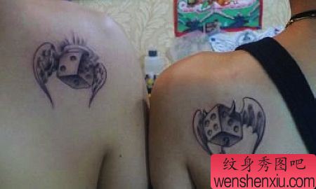 一幅情侣色子翅膀纹身