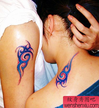 彩色的情侣图腾纹身