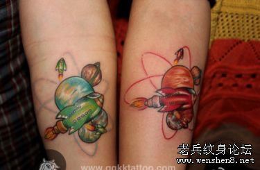 手臂彩色卡通飞机情侣纹身