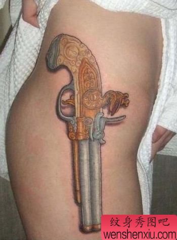 日本女性腿部手枪纹身