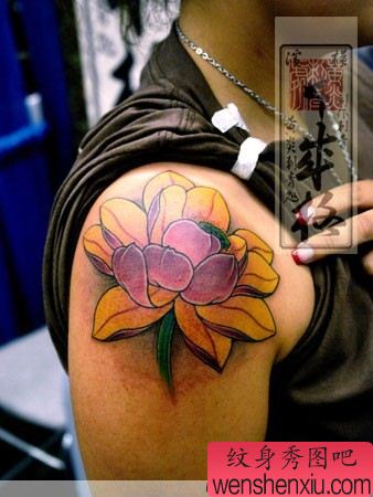 日本纹身师手臂彩色莲花纹身作品