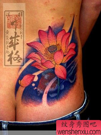 日本纹身师腰部彩色鲤鱼莲花纹身作品