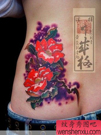 日本黄炎美女腰部彩色花卉纹身作品