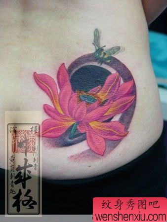 日本纹身师美女腰部彩色莲花纹身作品