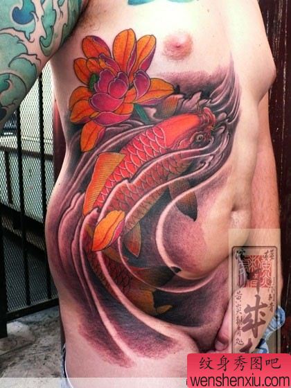 日本黄炎腰部彩色鲤鱼莲花纹身作品