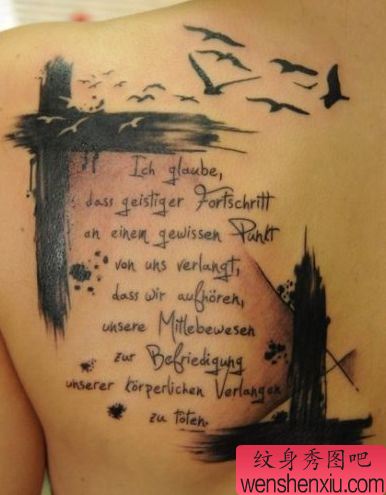 背部英文字母小鸟纹身图案